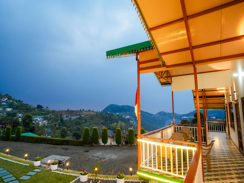 Cozy home stay in Naukuchiatal with lake view