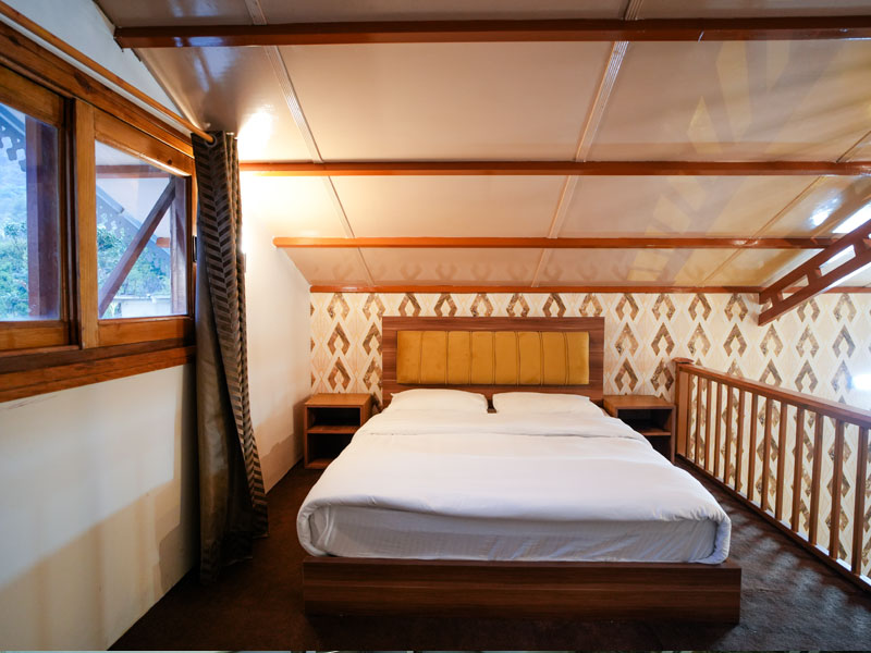 Cozy home stay in Naukuchiatal with lake view