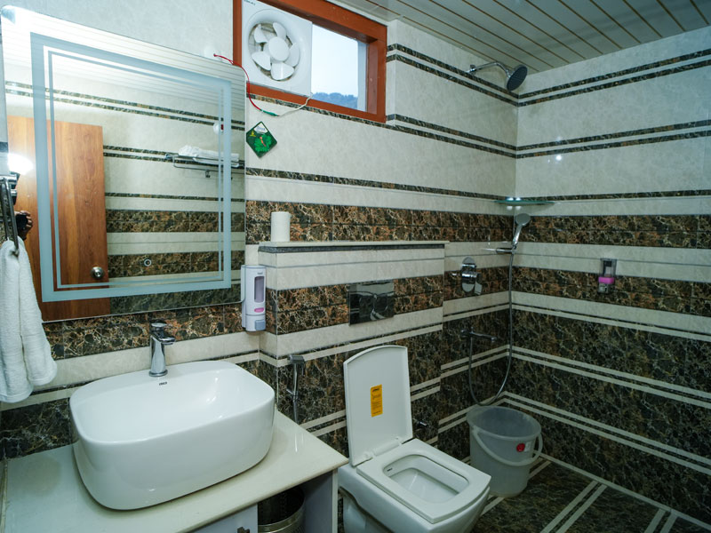 Cozy home stay in Naukuchiatal with lake view