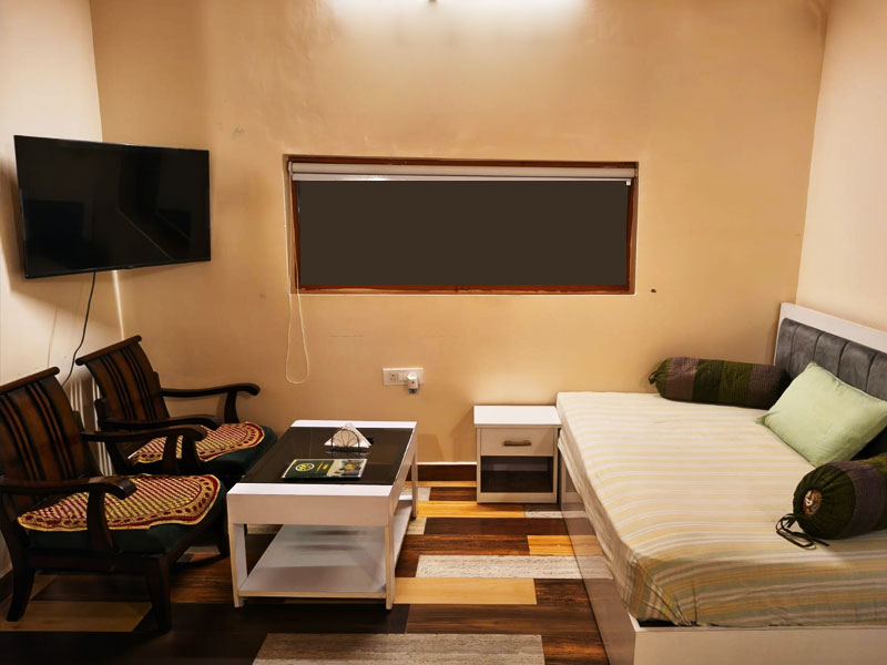 Cozy home stay in Naukuchiatal with lake view