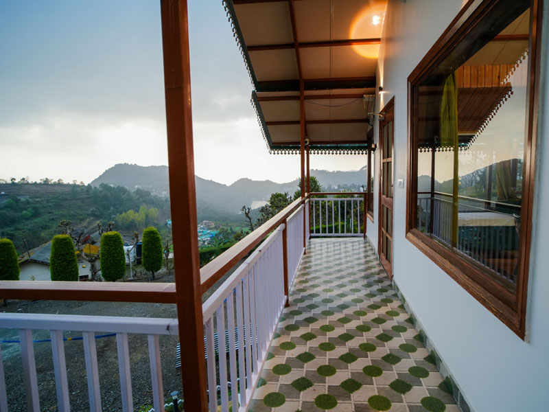 Cozy home stay in Naukuchiatal with lake view
