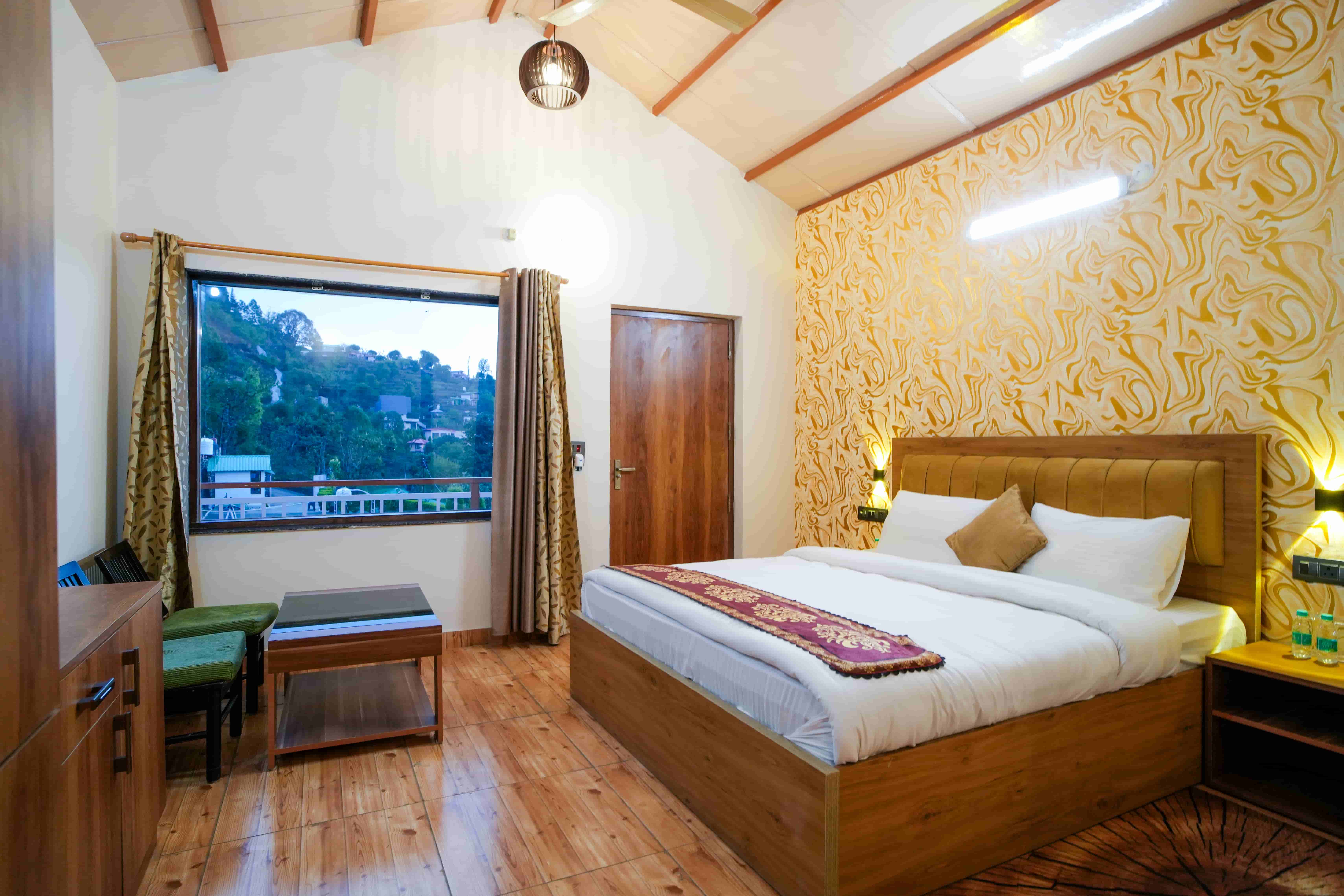 Spacious Family Room at Monal Meadows near Naukuchiatal
