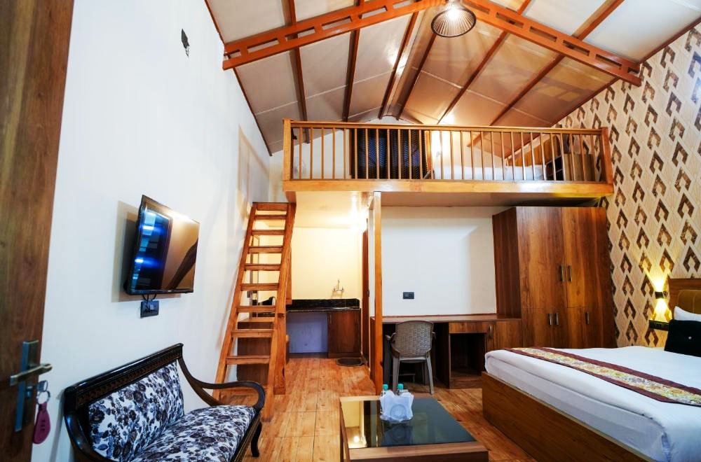 amily-friendly bedroom with double bed and seating area at Monal Meadows villa in Naukuchiatal