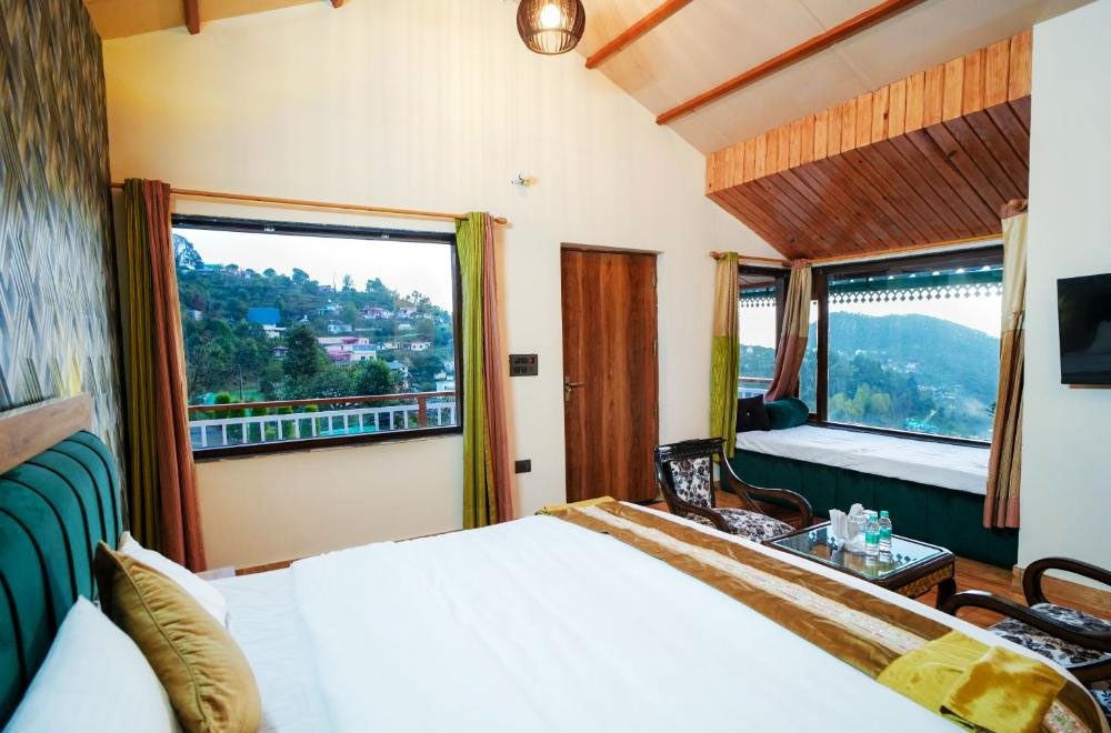 Cozy and elegant bedroom with natural light at Monal Meadows homestay in Naukuchiatal
